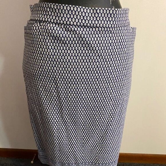 Roz & Ali Diamond cut print Blue/White/Black pencil skirt, size 1X - Picture 2 of 3